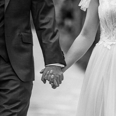 Braut und Bräutigam halten ihre Hand